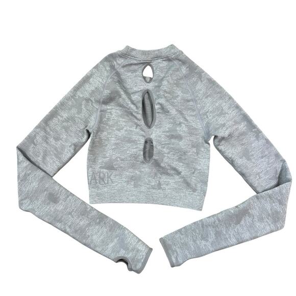 Gymshark Adapt Light Gray Camo Long Sleeve Crop Top Shirt Keyhole Back Size XS - Picture 8 of 9